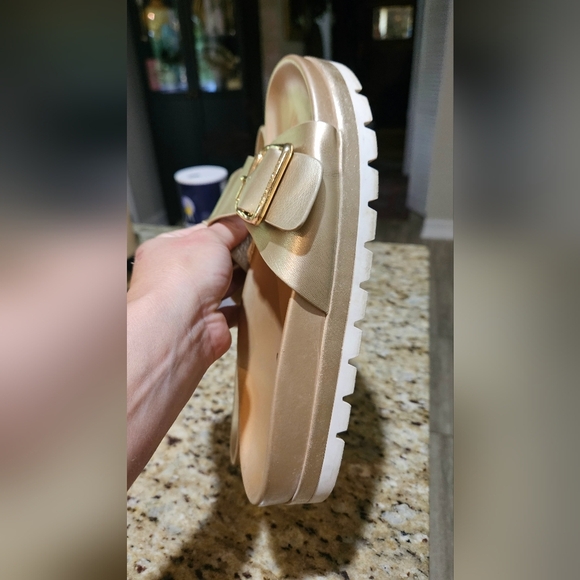 J/SLIDES Rosey 40MM Metallic Chunky Platform Sandals In Gold. Size 7.5 - Picture 5 of 16